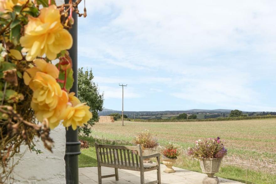 LITTLE POUND HOUSE, character holiday cottage in Mamble