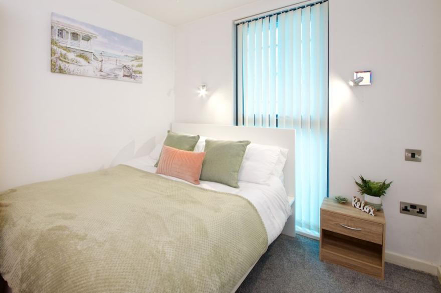 Stunning 2 bed/2 bath City Centre Duplex Penthouse