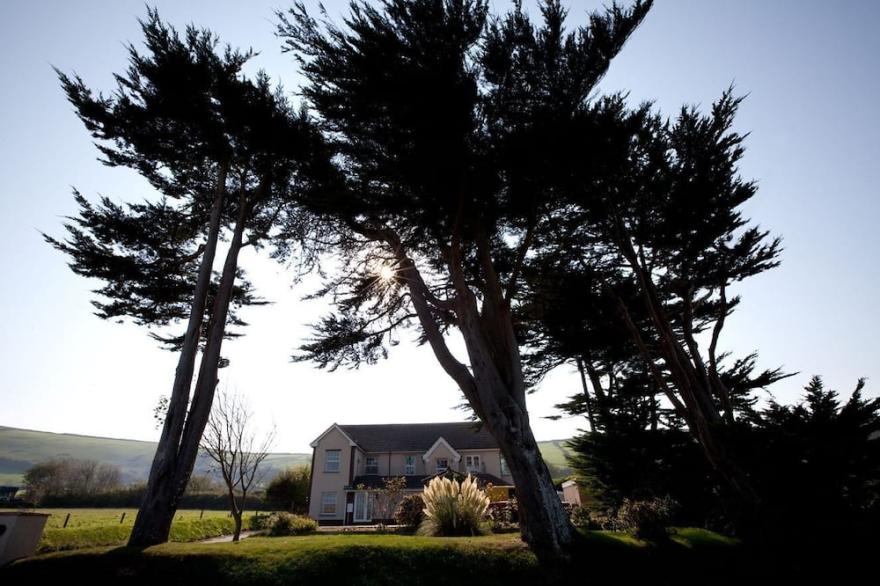 Spacious 4 bedroom house sleeping up to 8 within walking distance of Croyde