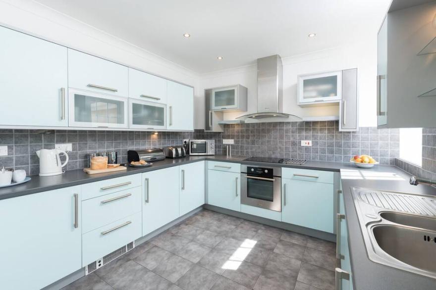 Spacious 4 bedroom house sleeping up to 8 within walking distance of Croyde