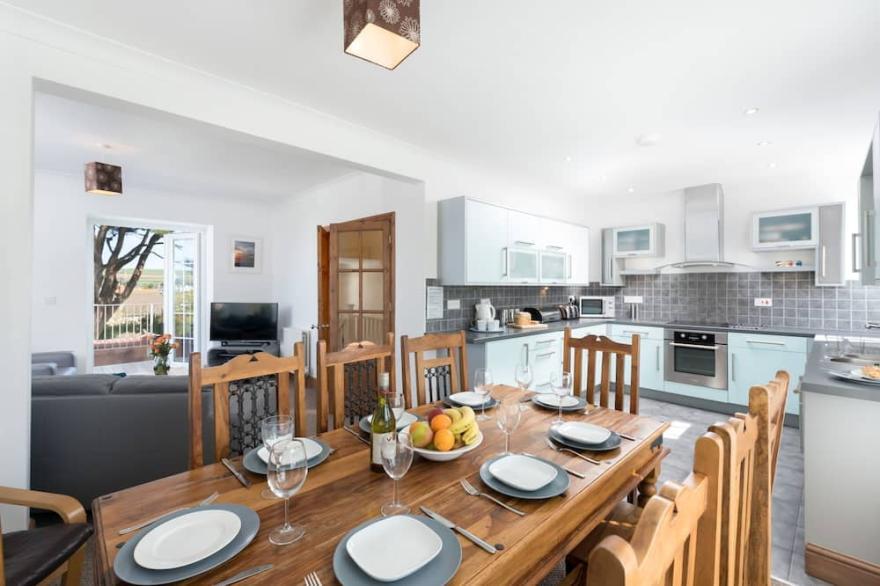 Spacious 4 bedroom house sleeping up to 8 within walking distance of Croyde