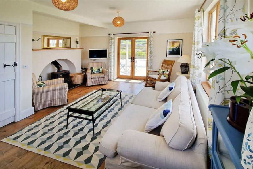 Broad-De Sleeps 10 | Pet Friendly* | Near Beach