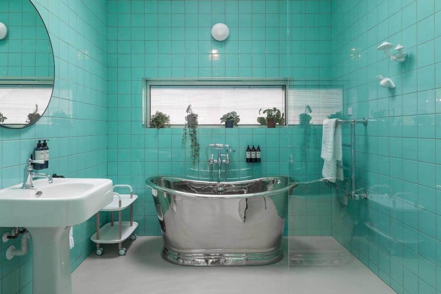 Private Hot Tub & Sauna, Walk to Beach, Ample Parking