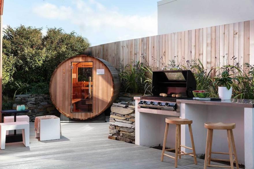 Private Hot Tub & Sauna, Walk to Beach, Ample Parking