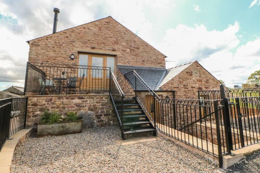 APPLE TREE COTTAGE, pet friendly, with hot tub in Kirkby Stephen