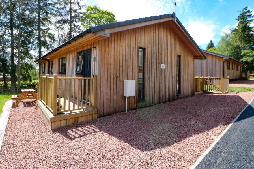 BROKEN-SKY LODGE, pet friendly, with hot tub in Otterburn