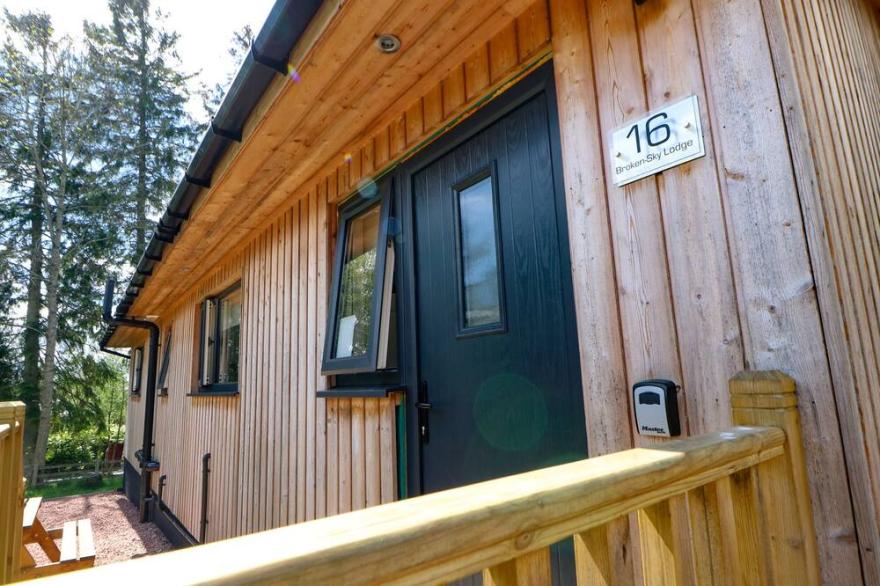 BROKEN-SKY LODGE, pet friendly, with hot tub in Otterburn