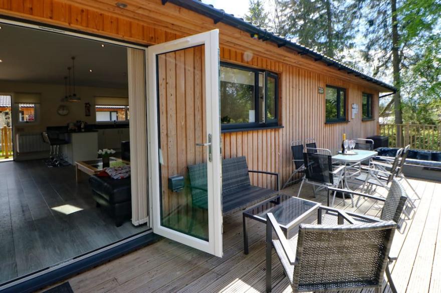 BROKEN-SKY LODGE, pet friendly, with hot tub in Otterburn