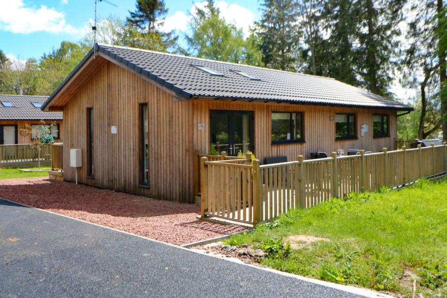 BROKEN-SKY LODGE, pet friendly, with hot tub in Otterburn