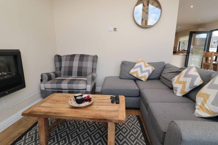 WILLOW LODGE, pet friendly, with hot tub in Otterburn