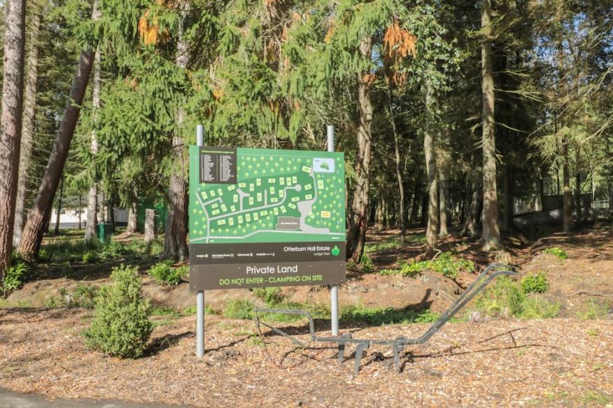 THE WOODSIDE, pet friendly, with hot tub in Otterburn