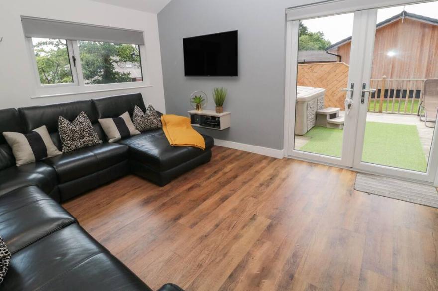 THE WOODSIDE, pet friendly, with hot tub in Otterburn