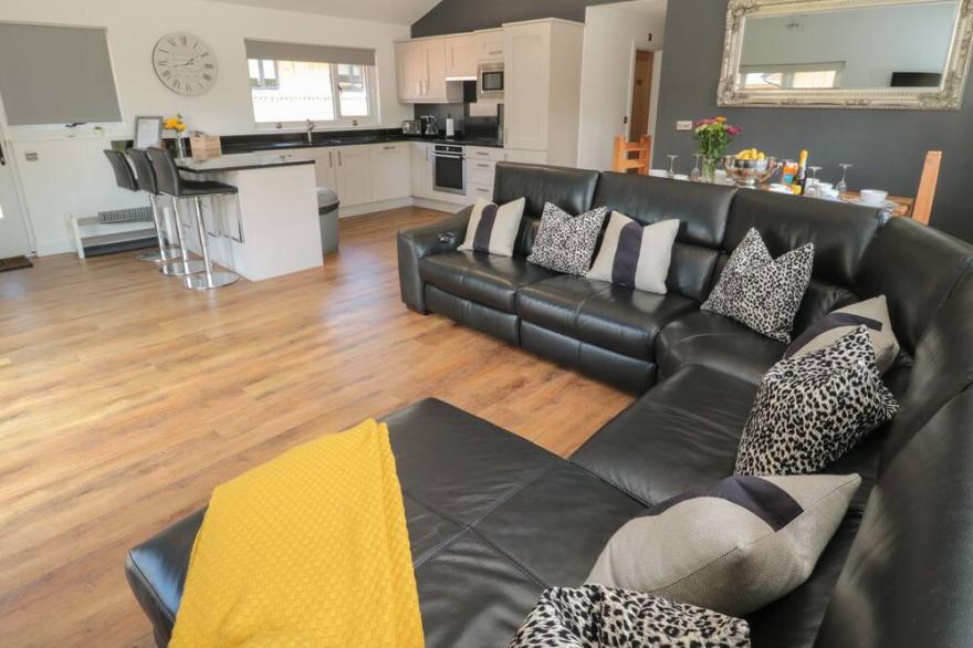 THE WOODSIDE, pet friendly, with hot tub in Otterburn