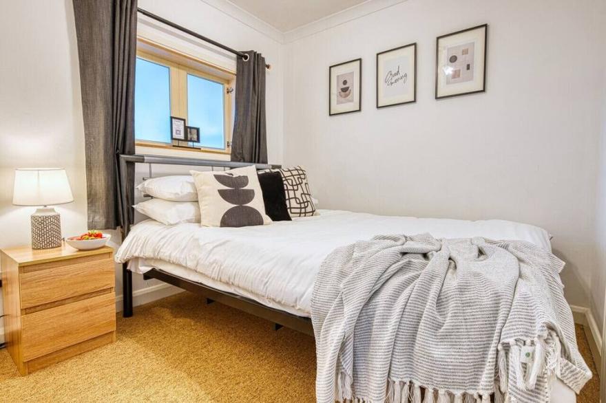 Heather Apt | 3 bedrooms | Sleeps 6 | Southam Centre |Close to HS2 Coventry, Rugby & M40 | Inspire Homes