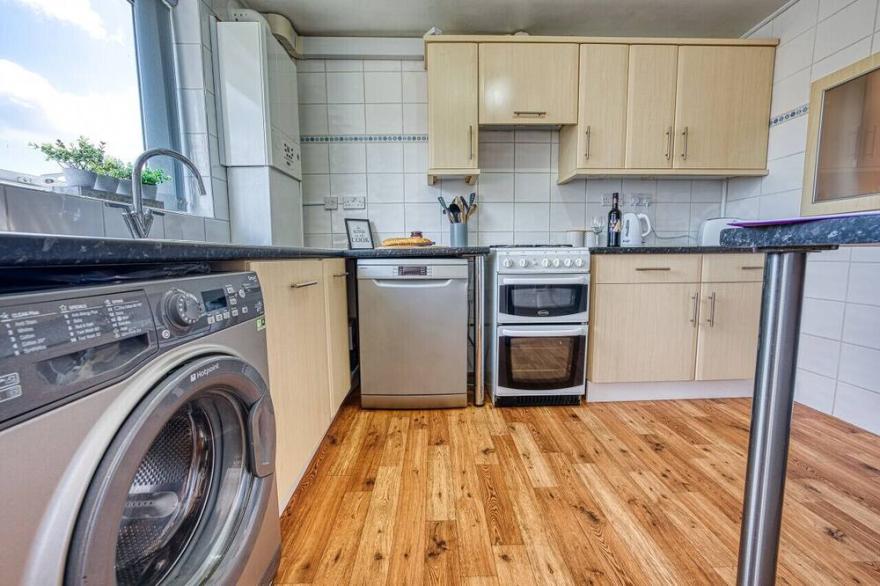 Heather Apt | 3 bedrooms | Sleeps 6 | Southam Centre |Close to HS2 Coventry, Rugby & M40 | Inspire Homes