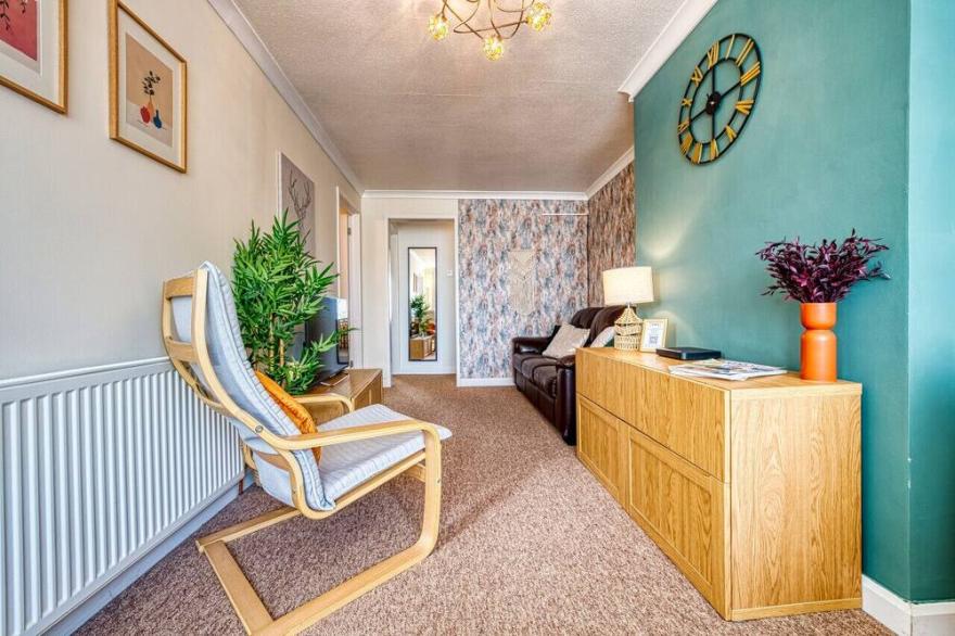 Heather Apt | 3 bedrooms | Sleeps 6 | Southam Centre |Close to HS2 Coventry, Rugby & M40 | Inspire Homes