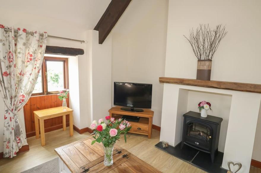 THE HAYLOFT, pet friendly, character holiday cottage in St Neot