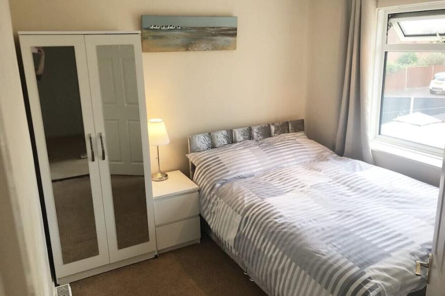 Lovely 3 Bedroom holiday home with free parking
