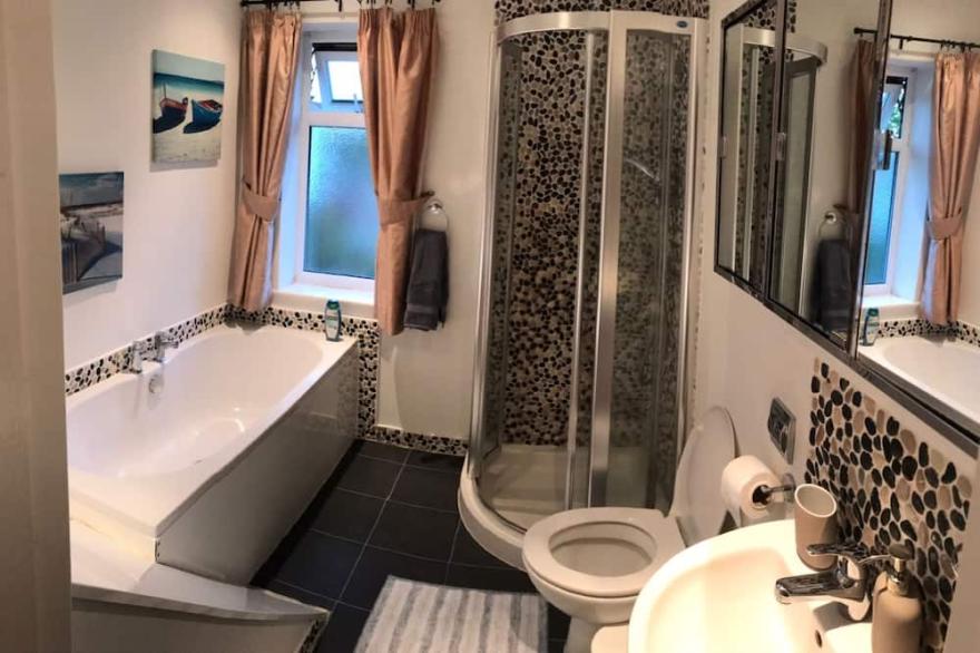 Lovely 3 Bedroom holiday home with free parking