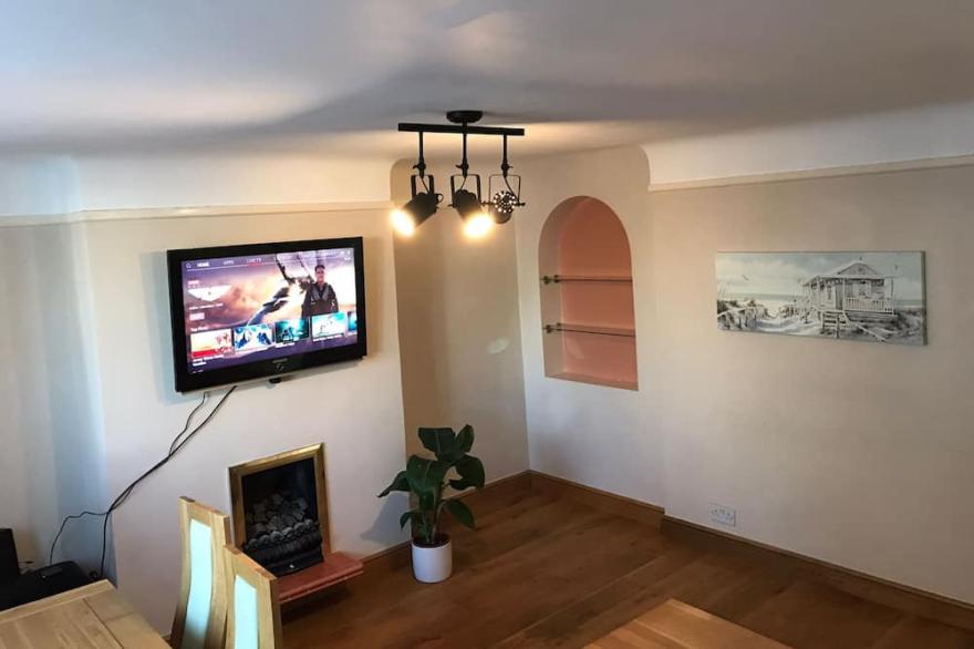 Lovely 3 Bedroom holiday home with free parking