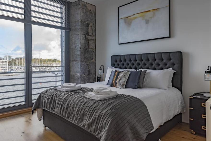 Luxurious 1 bed RWY apartment with parking