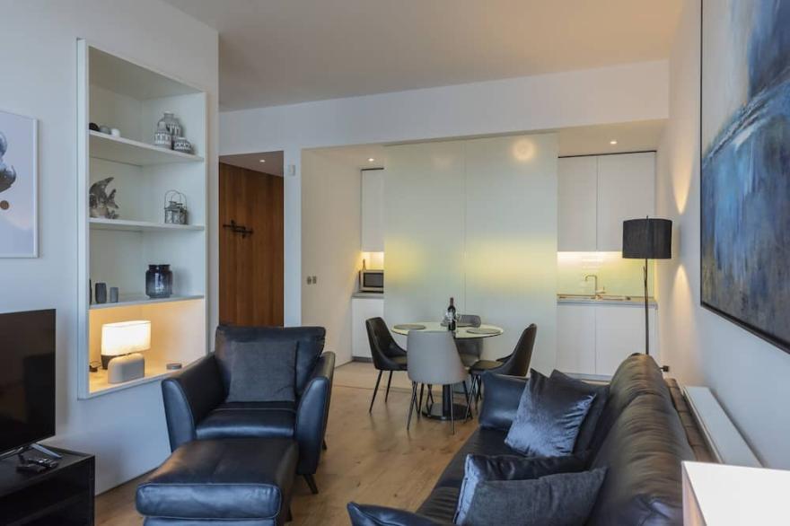 Luxurious 1 bed RWY apartment with parking