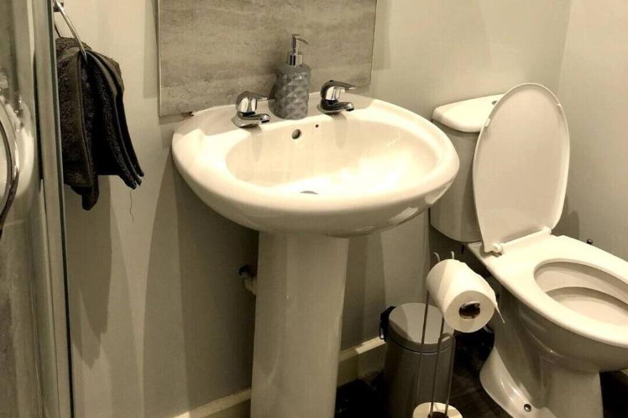 Cosy Flat in Central Stoke - Close to Amenities