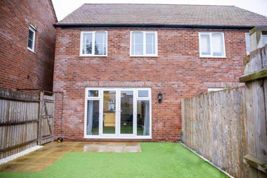 Modern House in Stratford upon Avon with Free Wifi, Private Parking & Netflix