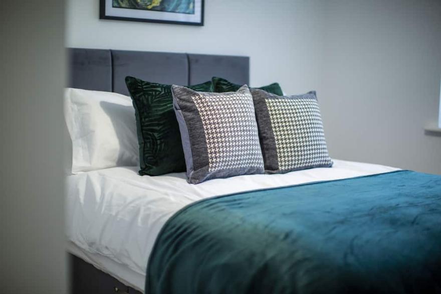 Modern House in Stratford upon Avon with Free Wifi, Private Parking & Netflix