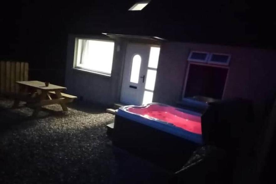 Forest View Cottage - Private Hot Tub