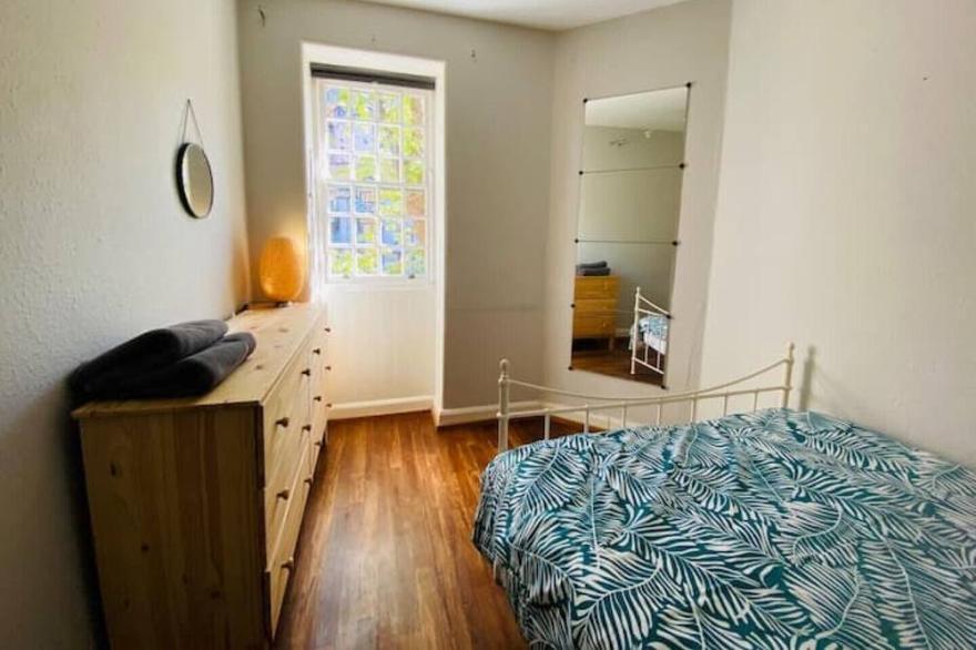 Historic beautiful Dean Village 1 bed flat with river views