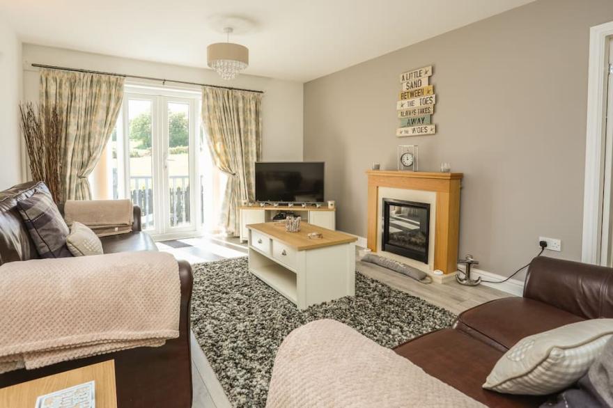 ENCILLION, 23 GARREGLWYD, family friendly, with a garden in Benllech