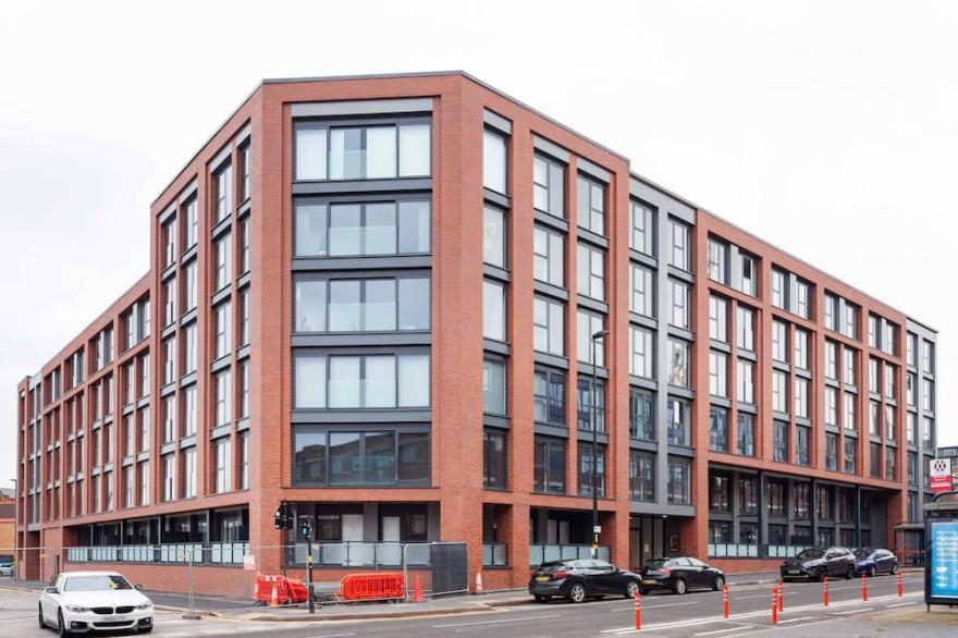 Stylish 2 Bed 2 Bath Apartment in Birmingham