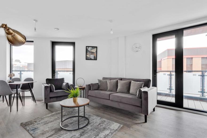 Stylish 2 Bed 2 Bath Apartment in Birmingham