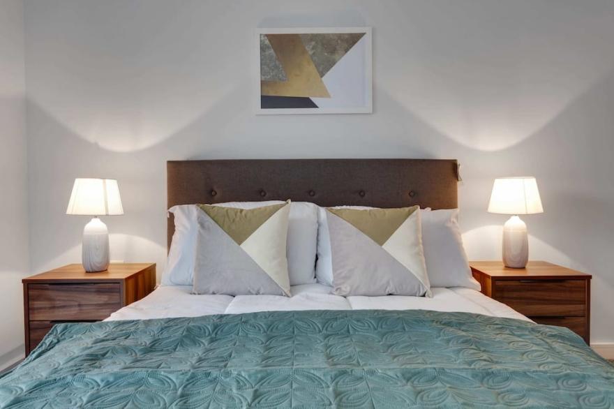 Fabulous Flat In Central Birmingham With Parking