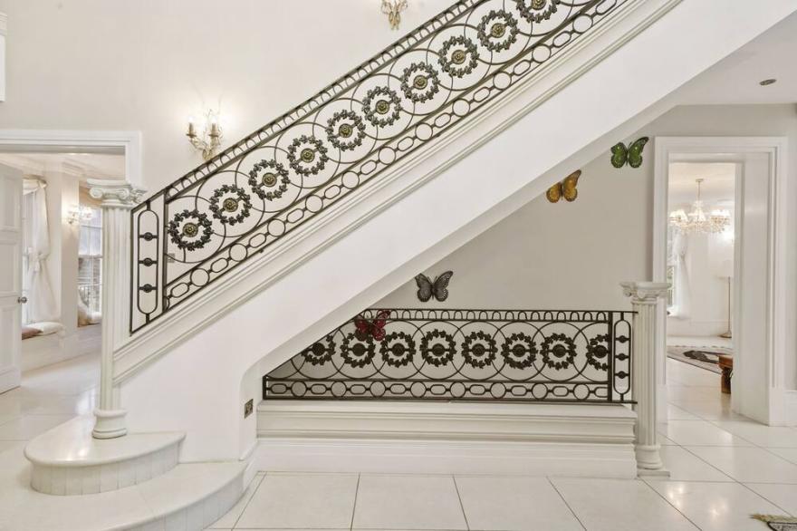 7bed Mansion With Cinema And Indoor Pool