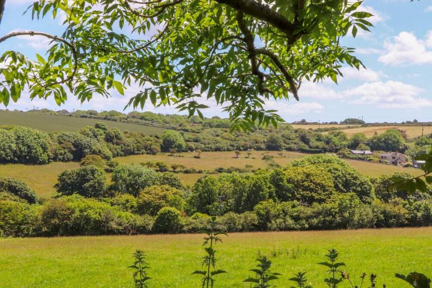 SUNBURY BARN, pet friendly, character holiday cottage in St Agnes