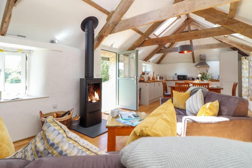 SUNBURY BARN, pet friendly, character holiday cottage in St Agnes