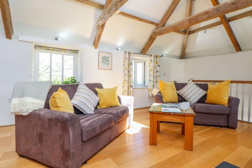 SUNBURY BARN, pet friendly, character holiday cottage in St Agnes