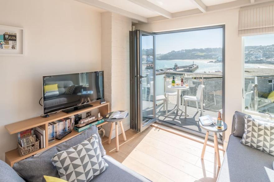 Sea Fever spectacular sea views, private sunny balcony, Free WiFi