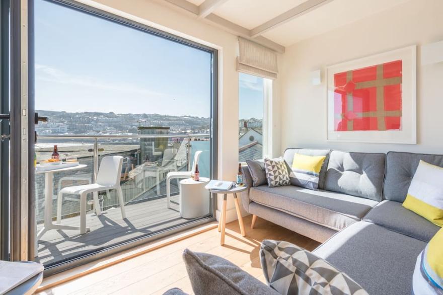 Sea Fever spectacular sea views, private sunny balcony, Free WiFi
