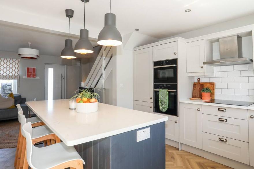 151 CAE DU, pet friendly, country holiday cottage in Abersoch