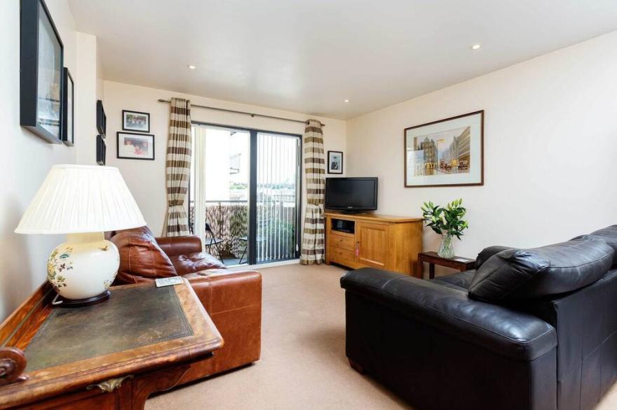 Contemporary by Regent’s Canal, by Veeve