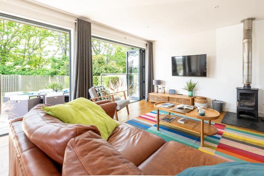 Pencroft, a spacious house with garden, free parking for 2 cars. Walking distance to beach and St Ives. Local restaurants very