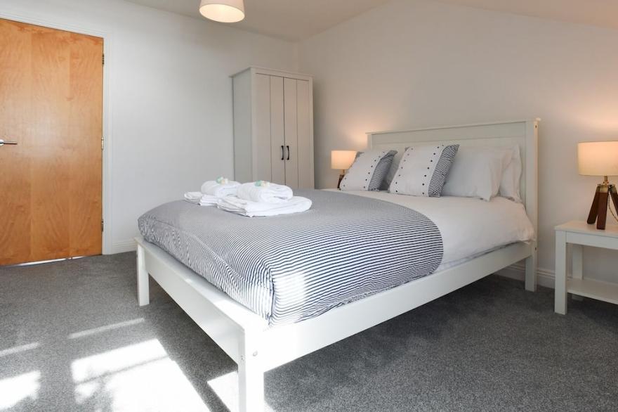 Pass the Keys | Private roof terrace  Parking  2bed Seafront apt