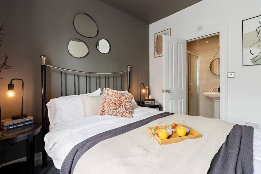 Luxurious 2 Bed Apartment, Free Parking & Netflix