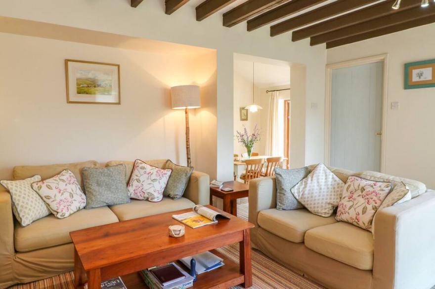 WOODSTOCK COTTAGE, pet friendly, with open fire in Chardstock, Devon