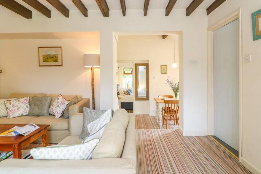WOODSTOCK COTTAGE, pet friendly, with open fire in Chardstock, Devon