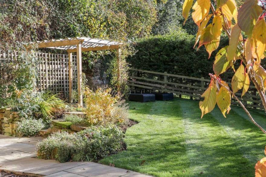 WOODSIDE BARN, family friendly, character holiday cottage in Thirsk