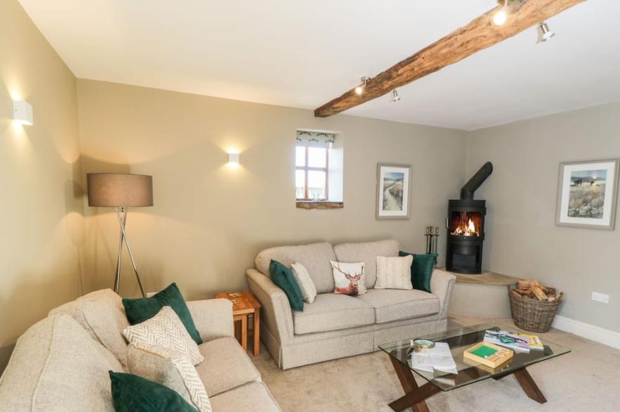 WOODSIDE BARN, family friendly, character holiday cottage in Thirsk
